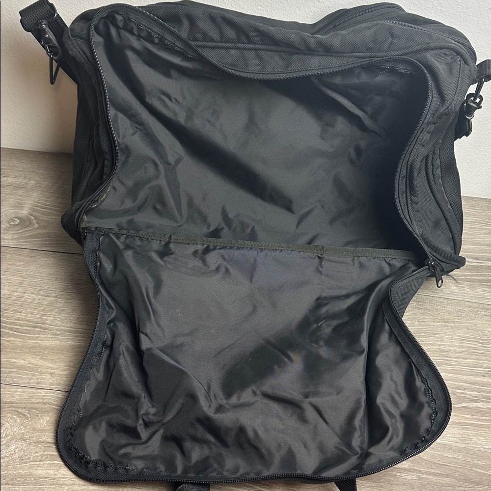 Tumi Travel Duffle Weekender Carry On Bag - Picture 5 of 9